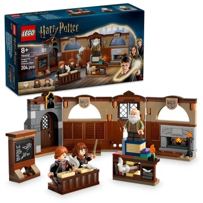 Conjunto LEGO Harry Potter Hogwarts aula de feitiços com figuras e cenário detalhado