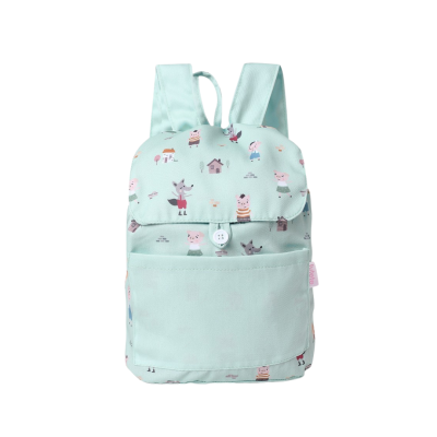 Mochila infantil azul claro com padrão de porquinhos e lobos, com aba e bolso frontal