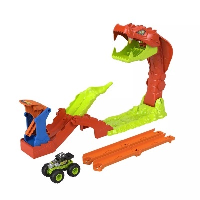 Conjunto de pista de brinquedo com cobra vermelha e verde e carrinho preto e verde.