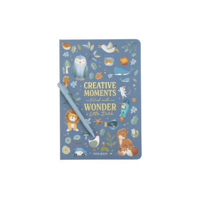 Caderno azul ilustrado com animais e texto dourado CREATIVE MOMENTS filled with WONDER x Little Dutch e caneta azul.