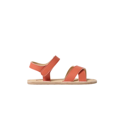 Sandália infantil coral com sola bege e fecho de velcro