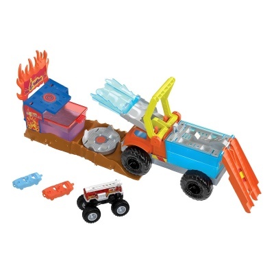 Brinquedo de carro de bombeiros com base e acessórios em plástico colorido.