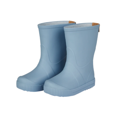 Botas de borracha azuis claras sobre fundo branco