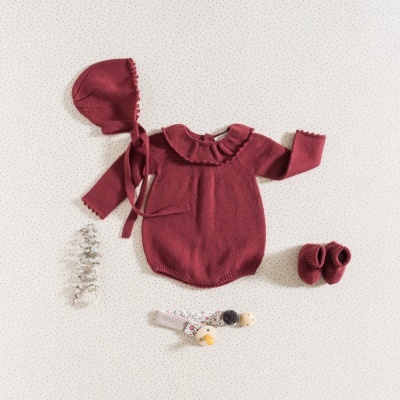 Conjunto de roupa de bebé vermelho em malha com gorro, macacão, sapatinhos e chupeta