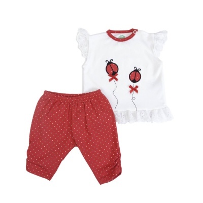 Conjunto de roupa de bebé com t-shirt branca e calças vermelhas com padrão de pontos