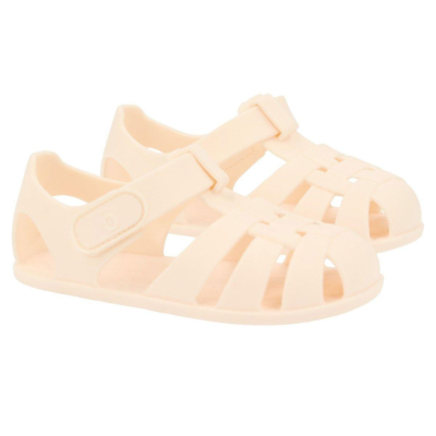 Sandálias cremosa de borracha com tiras largas e fecho de velcro