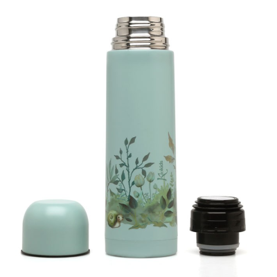 Garrafa térmica azul com tampa e bico removíveis e decoração de folhas e frutos