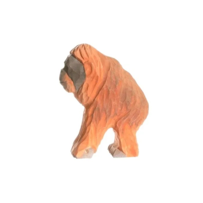 Escultura em madeira laranja de animal de quatro patas sobre fundo branco