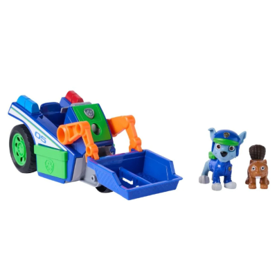 Brinquedo de veículo de construção e dois bonecos de cão em fundo branco