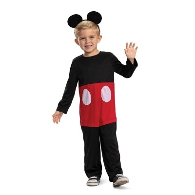 Menino com fato preto e vermelho com orelhas pretas