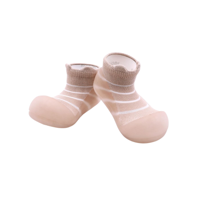 Chinelos tipo meias bege com riscas brancas e sola de borracha.