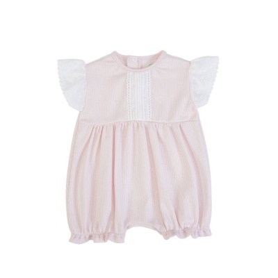 Macacão rosa claro para bebé com mangas brancas e renda no peito