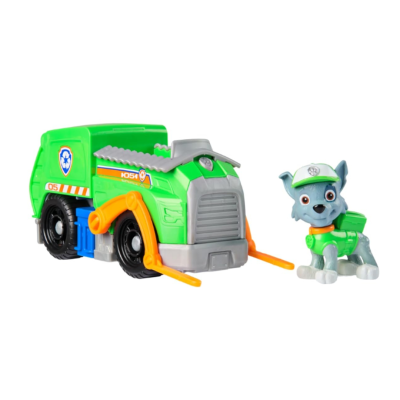 Brinquedo de carrinha de recolha de lixo verde com cão cinzento com colete e boné.