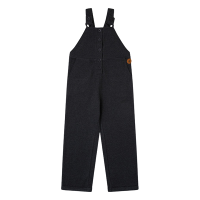 Jardineiras pretas com botões frontais e alças, com bolso e etiqueta castanha.