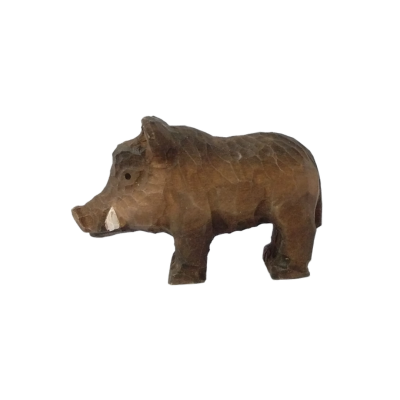 Escultura de javali em madeira entalhada com detalhes brancos nos dentes