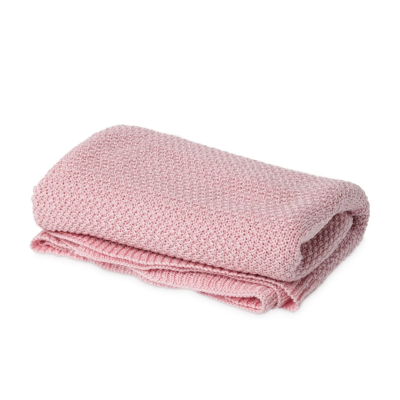 Cobertor rosa claro de malha dobrado