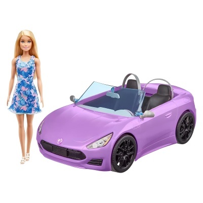 Boneca com vestido floral azul e rosa junto a carro conversível lavanda de brinquedo