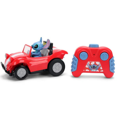 Brinquedo de carro vermelho com personagem azul e comando remoto vermelho