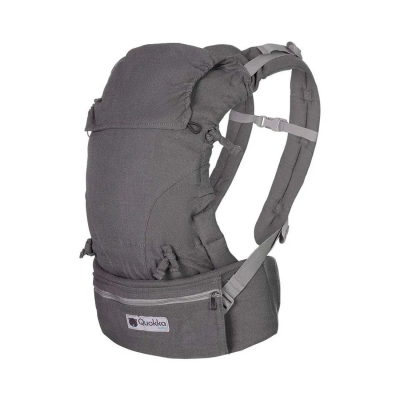 Mochila porta-bebés cinzenta com alças acolchoadas e bolso frontal com fecho, etiqueta Quokka.