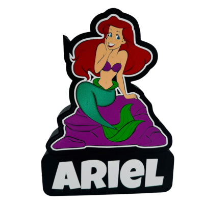 Ilustração da personagem Ariel, a sereia, com o nome ARIEL em destaque.
