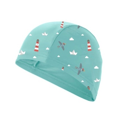 Touca azul claro com padrão de barcos de papel, nuvens, aviões e faróis