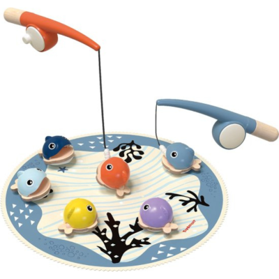 Brinquedo de pesca infantil com varas em madeira e peixes coloridos numa base azul