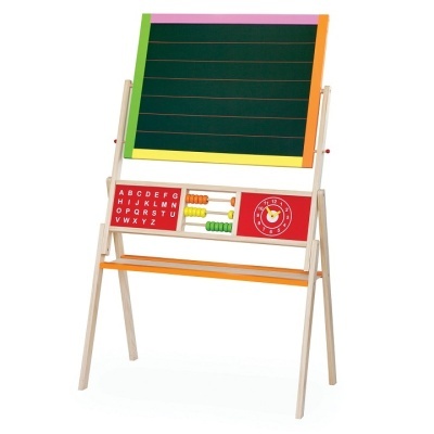 Quadro educativo de madeira com quadro negro colorido, ábaco e relógio de brinquedo