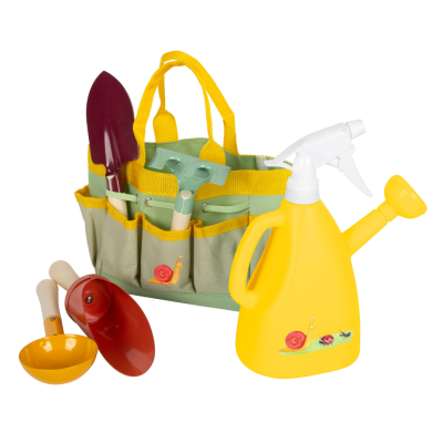 Kit de jardinagem com regador amarelo, bolsa verde/amarela e ferramentas com cabo de madeira