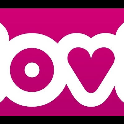 Logótipo branco da marca lovi com fundo rosa e 'v' em forma de coração