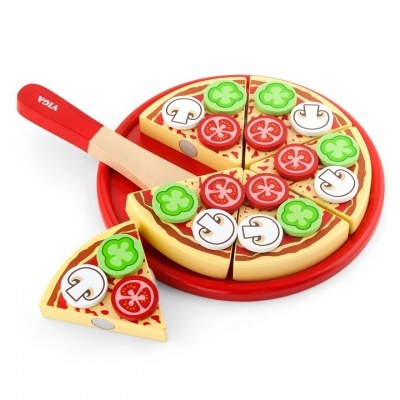 Brinquedo de pizza de madeira com legumes coloridos e espátula vermelha