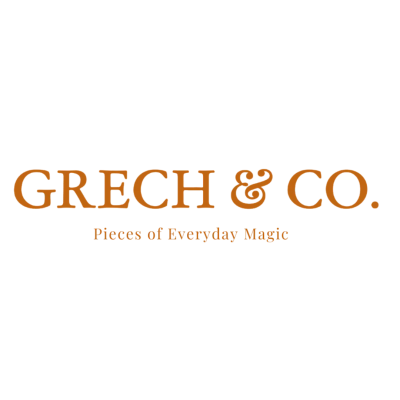 Logotipo GRECH & CO. com slogan Pieces of Everyday Magic em fundo branco