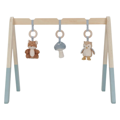 Ginásio de madeira para bebé com brinquedos pendurados e detalhes em azul
