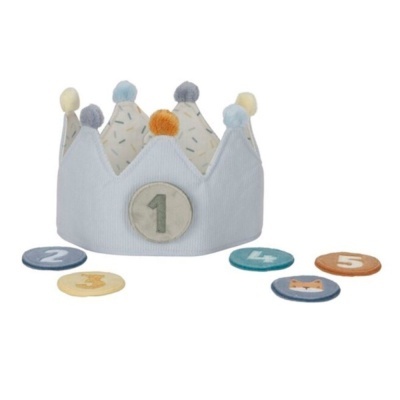 Coroa de tecido azul claro com pompons e discos numerados para aniversário