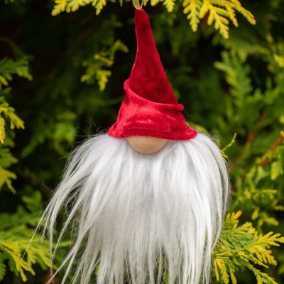 Adorno de duende de Natal pendurado numa árvore verde