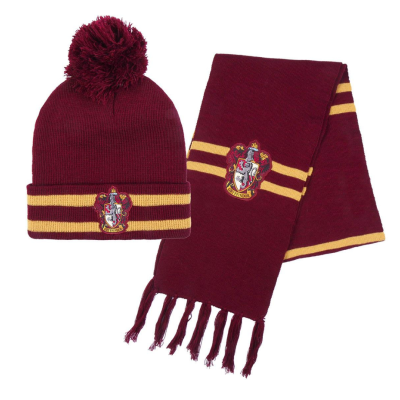 Gorro com pompom e cachecol castanho-avermelhados com riscas amarelas e brasão bordado