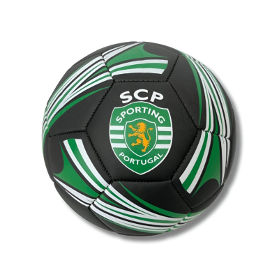 Bola de futebol preta com detalhes verdes e brancos e logótipo Sporting Portugal