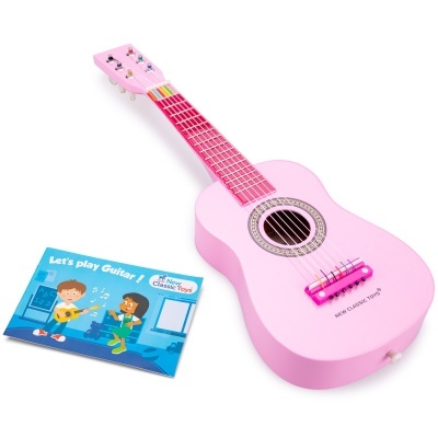 Guitarra de brinquedo rosa com manual azul ao lado