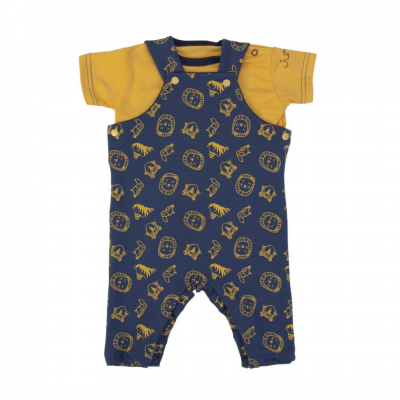 Conjunto de bebé com camisa amarela e macacão azul com estampado de dinossauros e leões amarelos