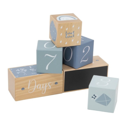 Conjunto de blocos de madeira decorativos com números e desenhos