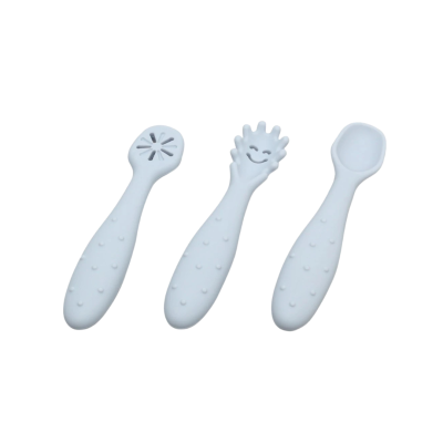 Conjunto de três colheres de silicone cinzento claro para bebé com design distinto.