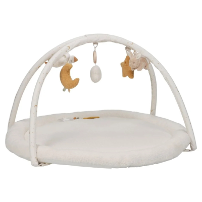 Tapete de brincar redondo branco com arcos e brinquedos pendurados.