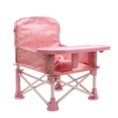 Cadeira de bebé cor-de-rosa com bandeja e cintos de segurança
