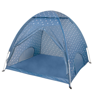 tenda de campismo azul com padrão branco e vermelho, estrutura metálica, entrada aberta e janelas laterais
