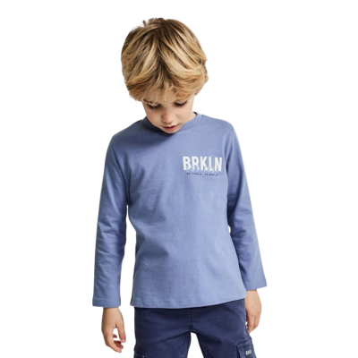 Camisola azul clara de manga comprida para menino com estampa branca e calças azuis escuras