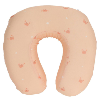 Almofada de pescoço em U cor salmão com estampas de caranguejos.