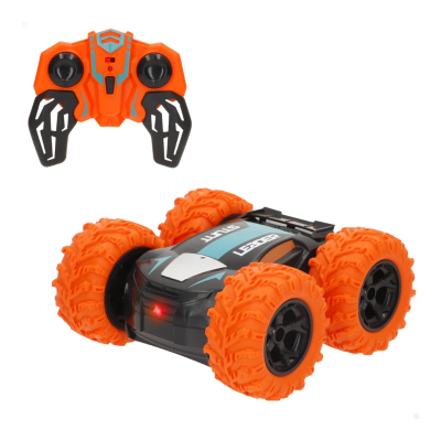 Carro de brinquedo RC preto e azul com pneus laranja e comando laranja