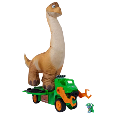 Brinquedo dinossauro de peluche com veículo e figura de cão em fundo branco