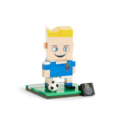 Figura em bloco tipo boneco com camisola azul e bola de futebol