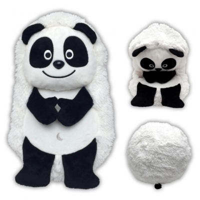 Peluche panda branco e preto com texturas macias visto de frente, de ponta-cabeça e de costas
