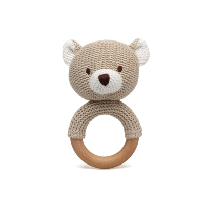 Chocalho ursinho de malha bege e branca com argola de madeira